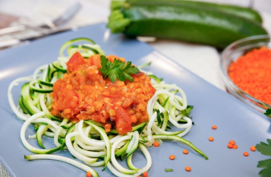 Zucchini Spaghetti mit Linsenbolognese – Vegane Pasta