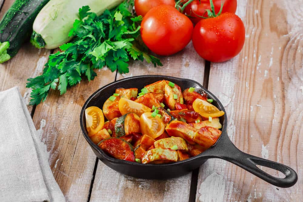 Zucchini mit Tomaten und Sauerampfer aus der Pfanne