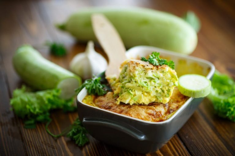 Zucchiniauflauf mit Eiern, Reis und Käse