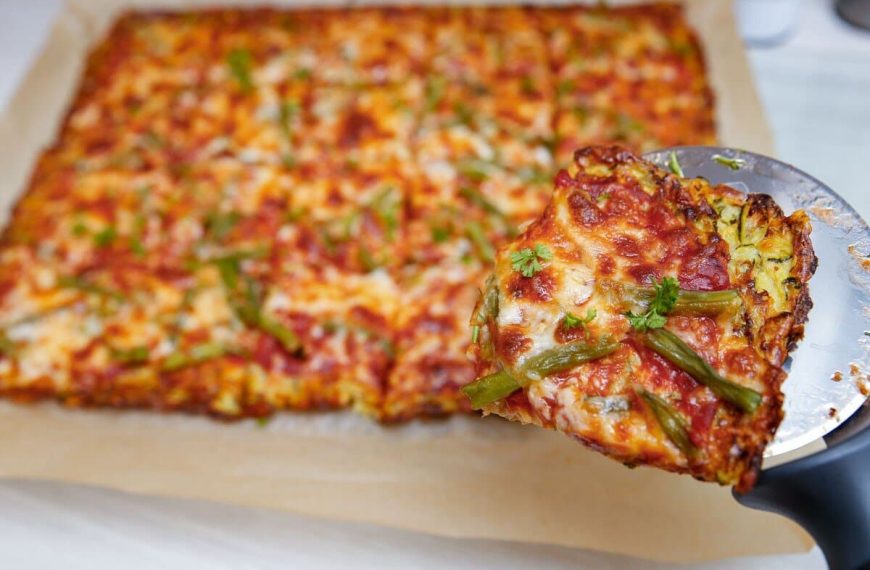 Zucchinipizza mit grünen Bohnen und Tomatensauce – Low Carb Pizza