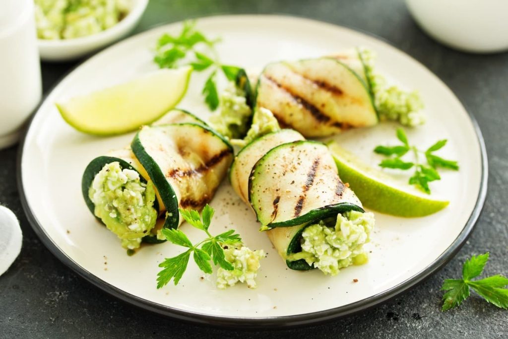 Zucchiniröllchen mit körnigem Frischkäse, Knoblauch und Dill