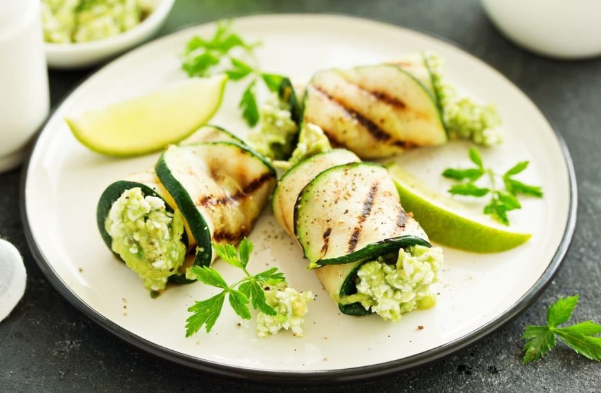 Zucchiniröllchen mit Avocado, Käse und Knoblauch