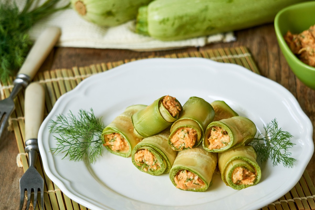 Zucchiniröllchen mit Eiersalat, Karotten und Käse – Leckere Fingerfood Idee