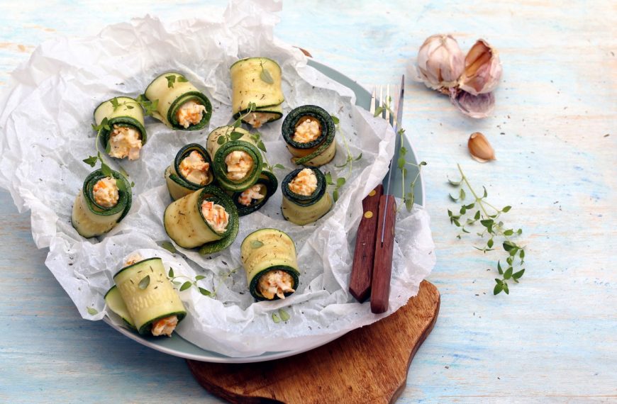 Zucchiniröllchen mit Krabbenstäbchen, Käse, Eiern und Mayonnaise