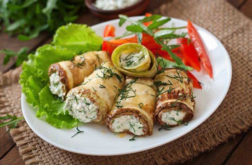 Zucchiniröllchen mit körnigem Frischkäse, Knoblauch und Dill