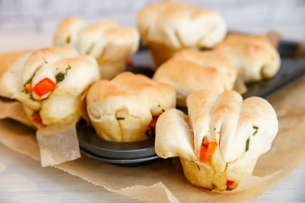 Zupfbrot Muffins mit Paprikabutter und Rucola
