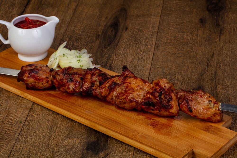 Zwiebel-Grillmarinade für Schaschlik aus Schweinefleisch