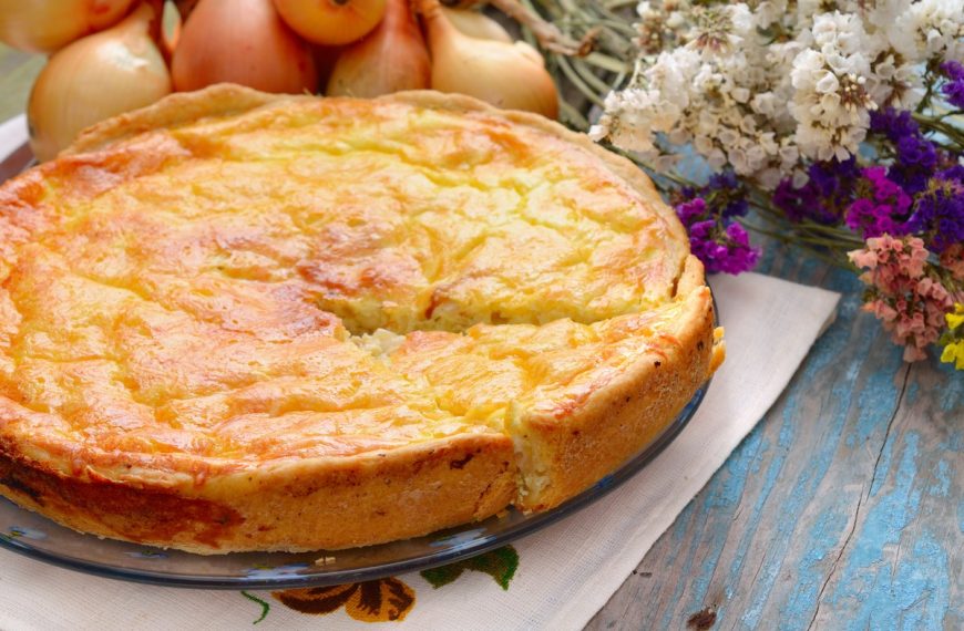 Zwiebelkuchen mit gebratenen Zwiebeln, Saurer Sahne und Käse