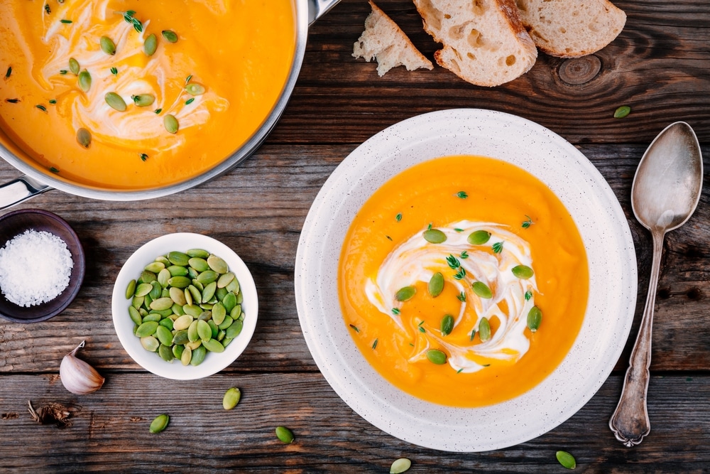 Cremige Kürbissuppe mit Zwiebeln und Knoblauch