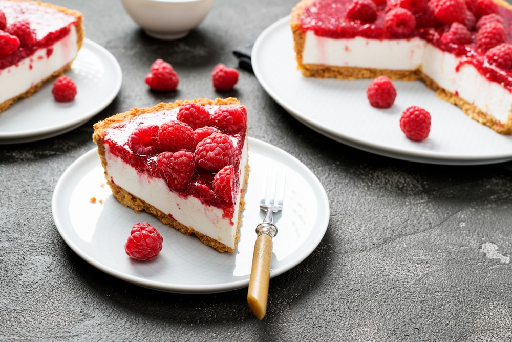 Cremiger Cheesecake mit Keksboden und Himbeerpüree