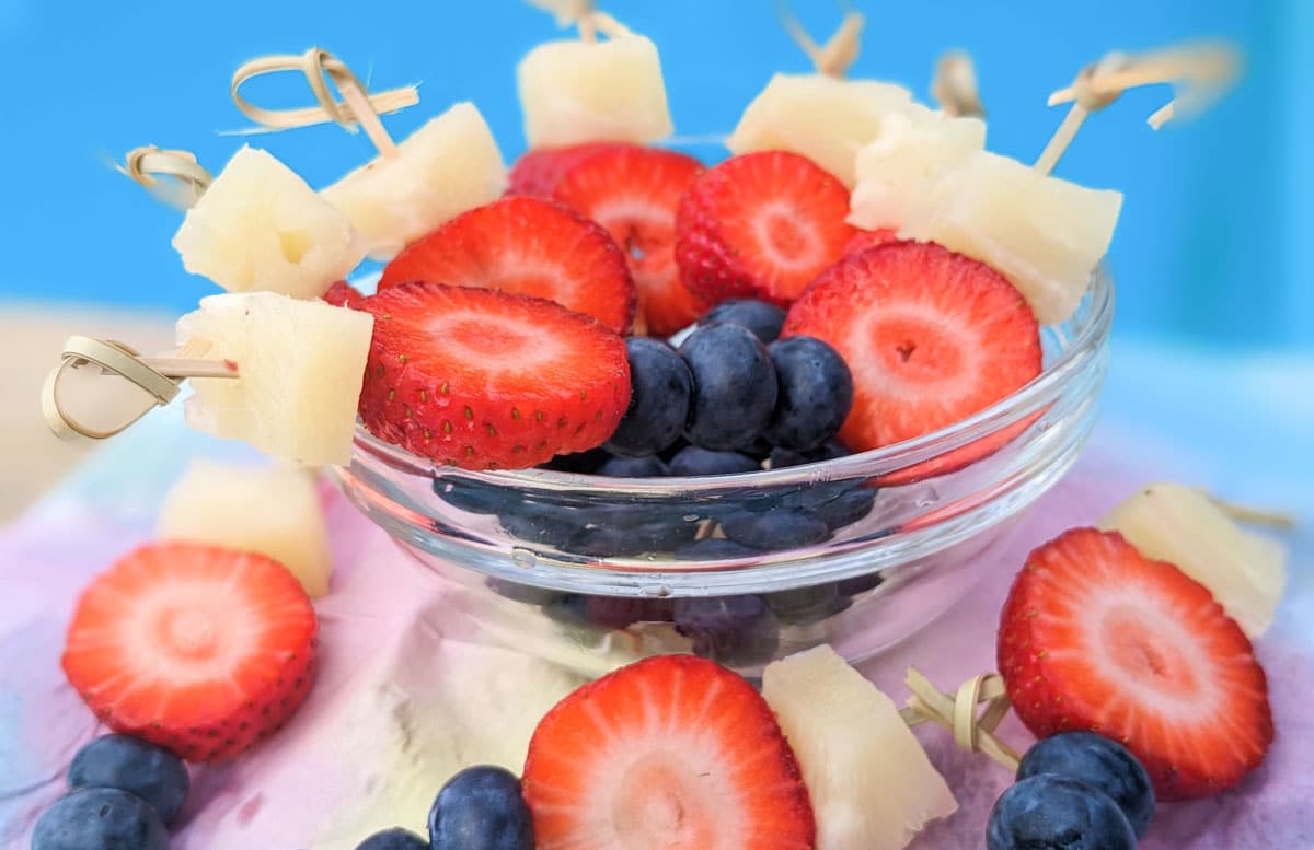 Einfaches Obst Fingerfood aus Beeren und Ananas