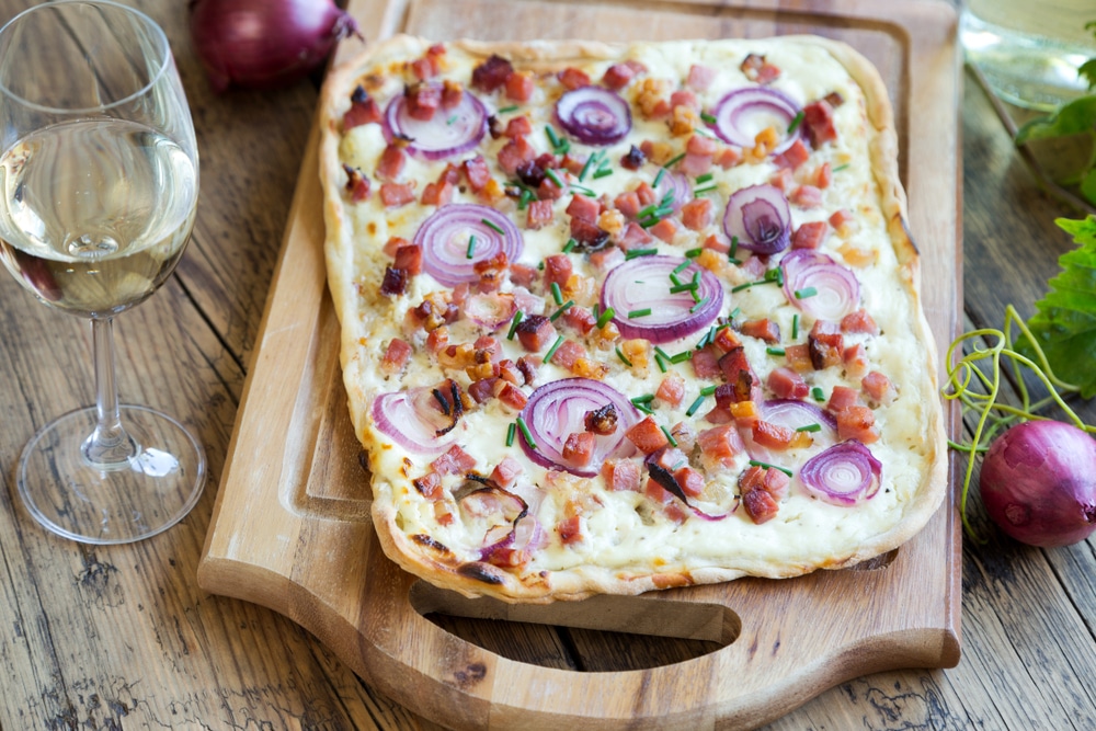 Elsässer Flammkuchen mit Creme Fraiche und Speck