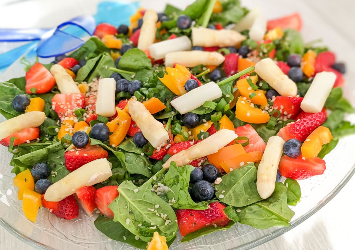 Frischer Spinatsalat mit weißem Spargel und Erdbeeren