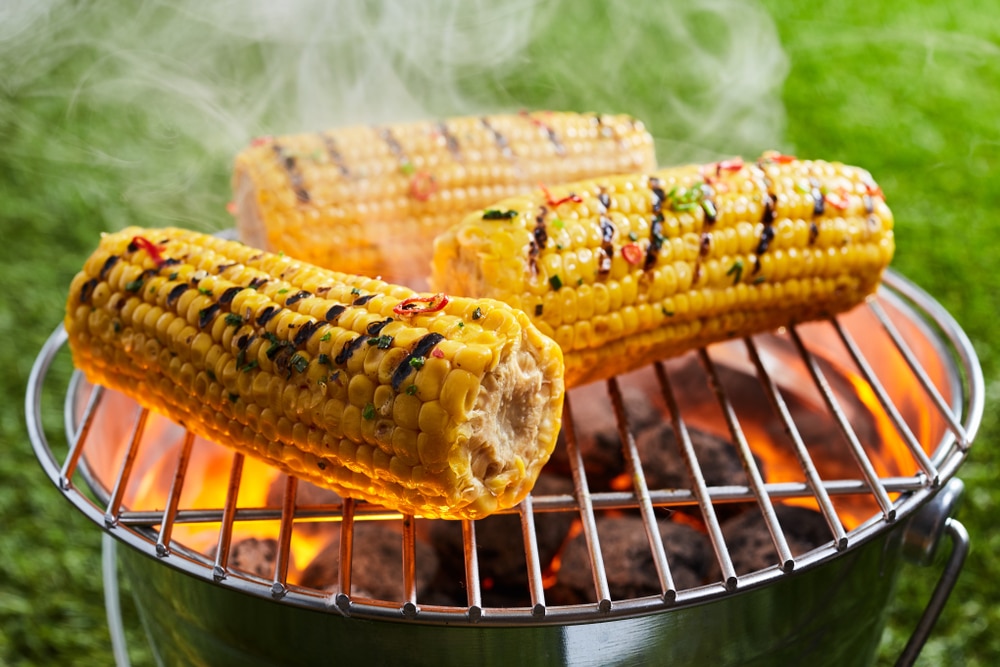 Gegrillter Mais mit Knoblauch und Zitrone als köstliche Beilage