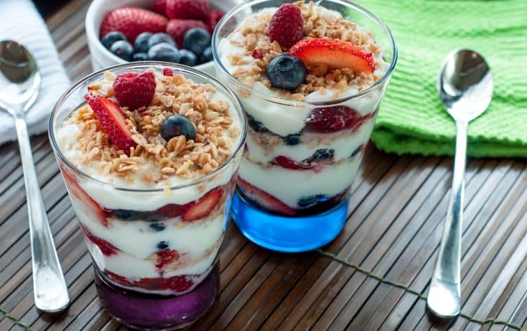 Frühstücksidee mit Quark, Joghurt, Müsli und Früchten