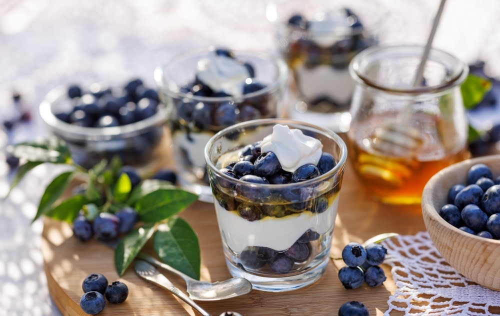 Gesundes Dessert mit Blaubeeren und griechischem Joghurt