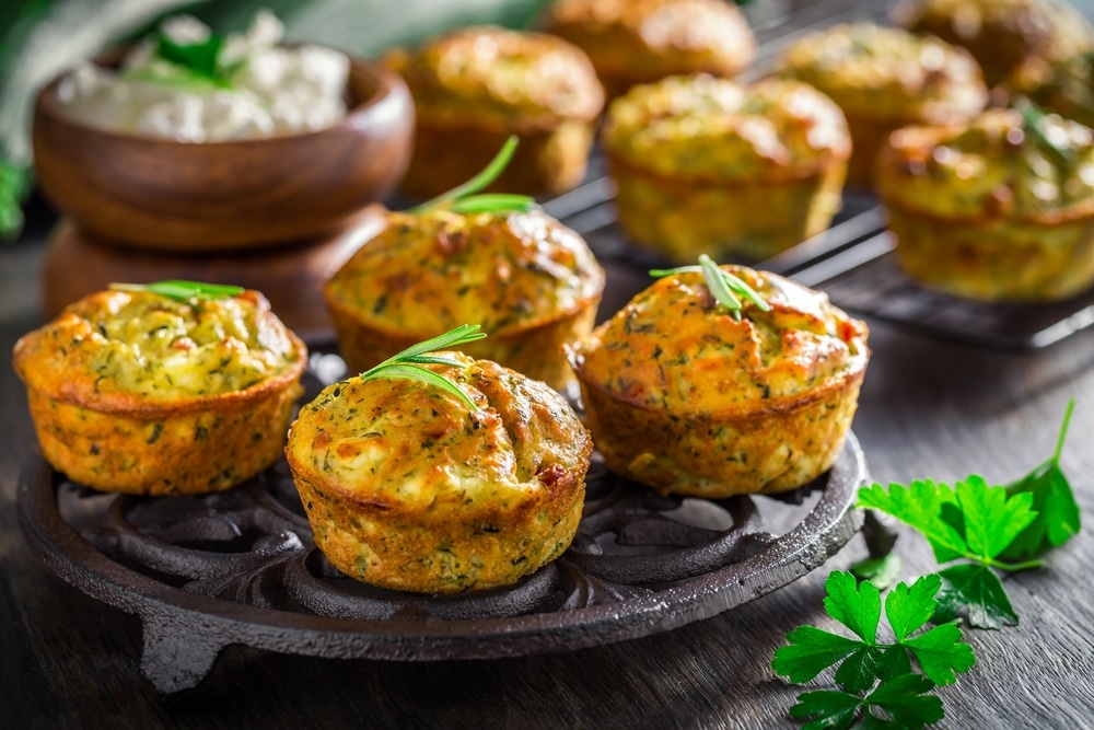 Herzhafte Zucchini Muffins mit Feta und Knoblauch