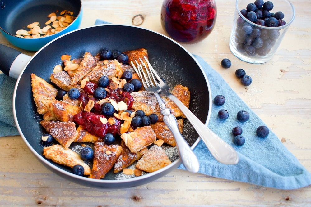 Kaiserschmarrn mit Blaubeeren und Marmelade