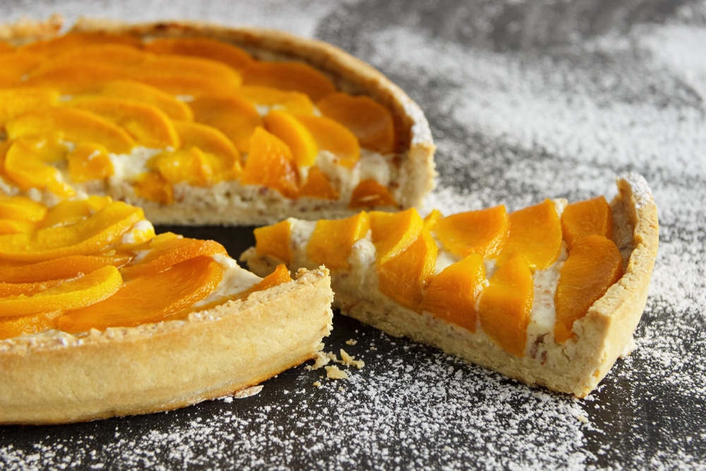 Köstliche Pfirsichtarte mit Creme und Mürbeteig