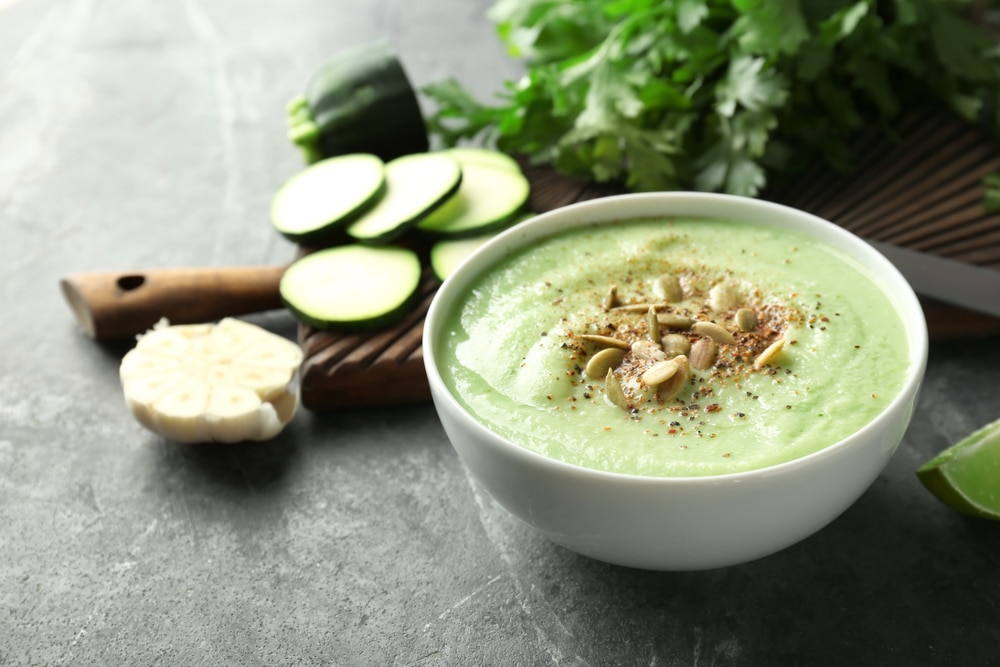 Köstliche Zucchinicremesuppe mit Knoblauch und Sahne