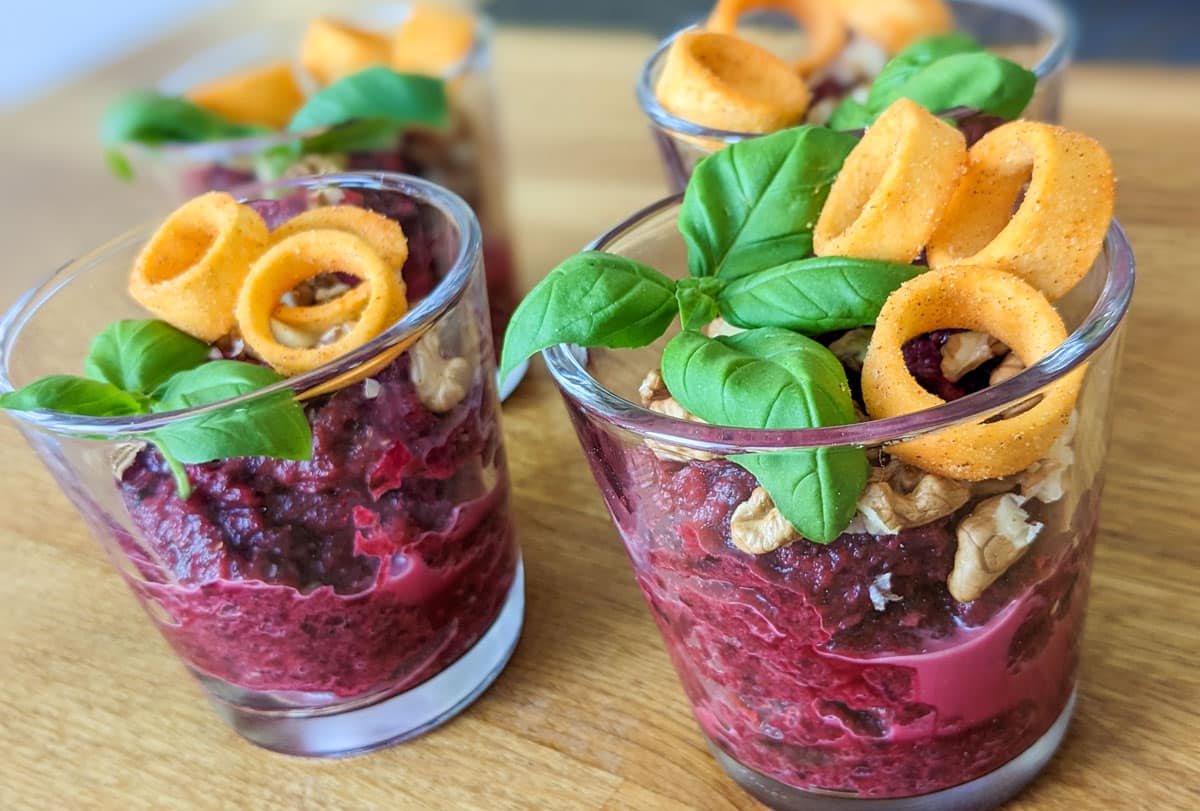 Köstlicher rote Beete Salat mit Knoblauch und Mayonnaise