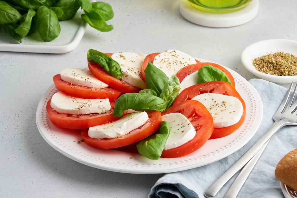 Leichter Tomaten-Mozzarella-Salat als Vorspeise