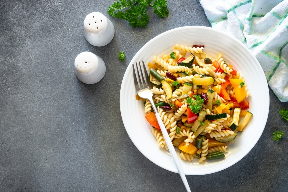 Nudelsalat mit Gemüse und Bohnen zum Gegrillten