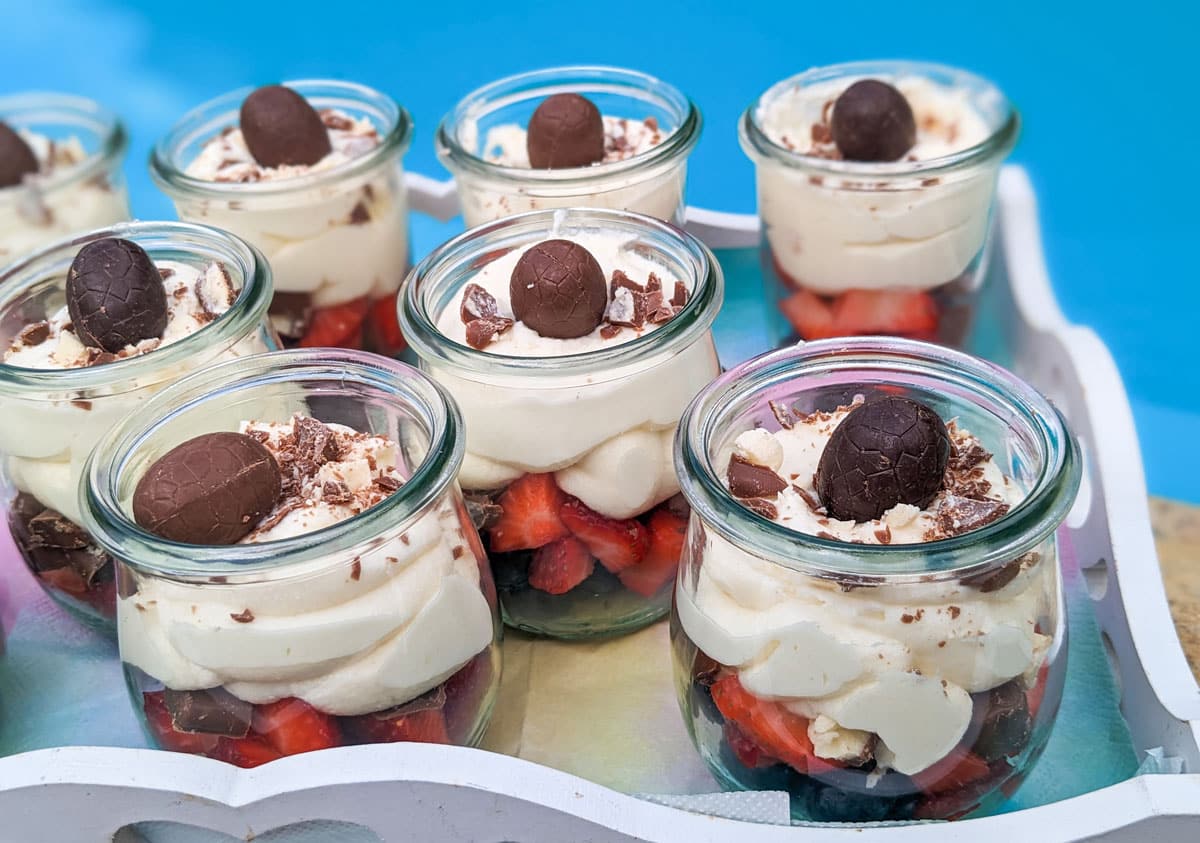 Osterdessert im Glas mit Beeren und Sahne-Quark-Creme