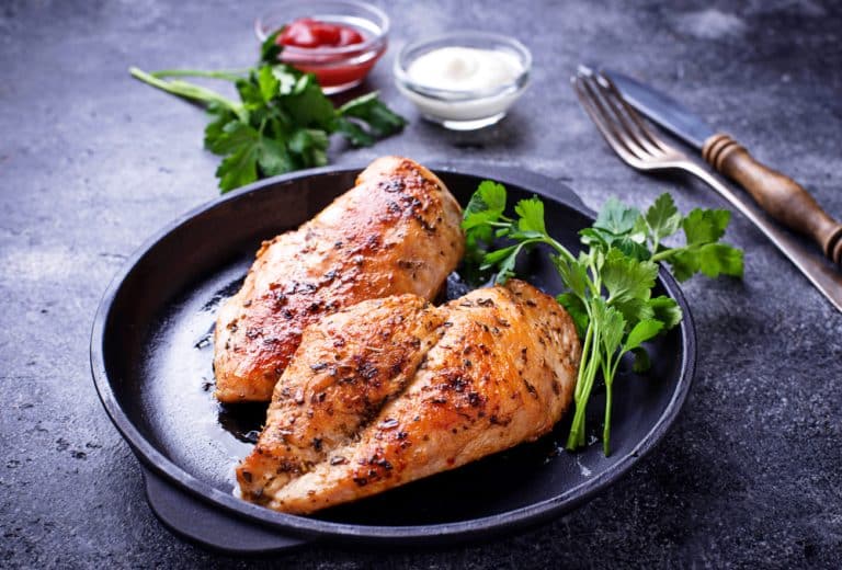 Gebackene Hähnchenbrust mit Tomaten, Sojasauce und Käse