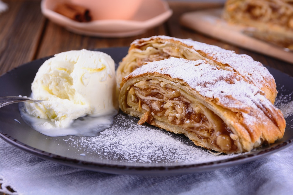 Saftiger Apfelstrudel mit Rosinen aus Blätterteig