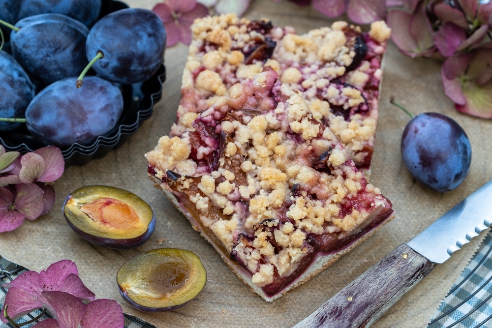 Saftiger Zwetschgenkuchen mit Streuseln vom Blech