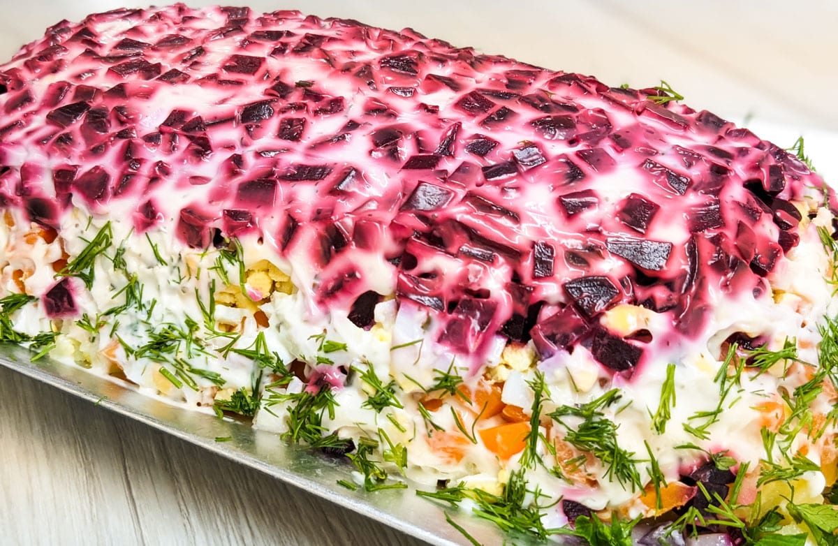 Schichtsalat mit Hering, Kartoffeln und rote Beete