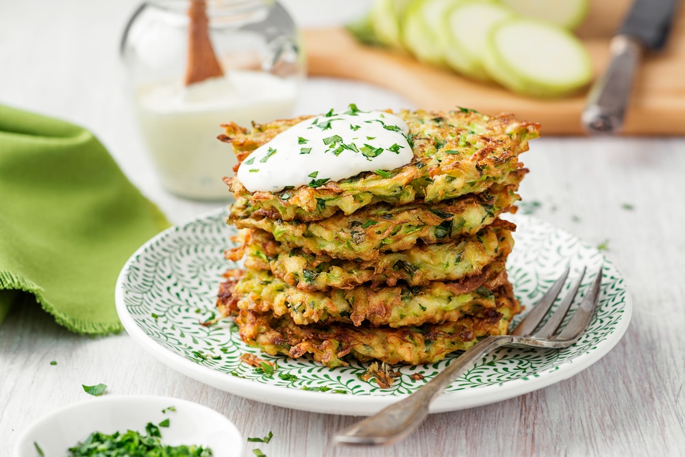 Schmackhafte Zucchini Reibekuchen mit Zwiebeln