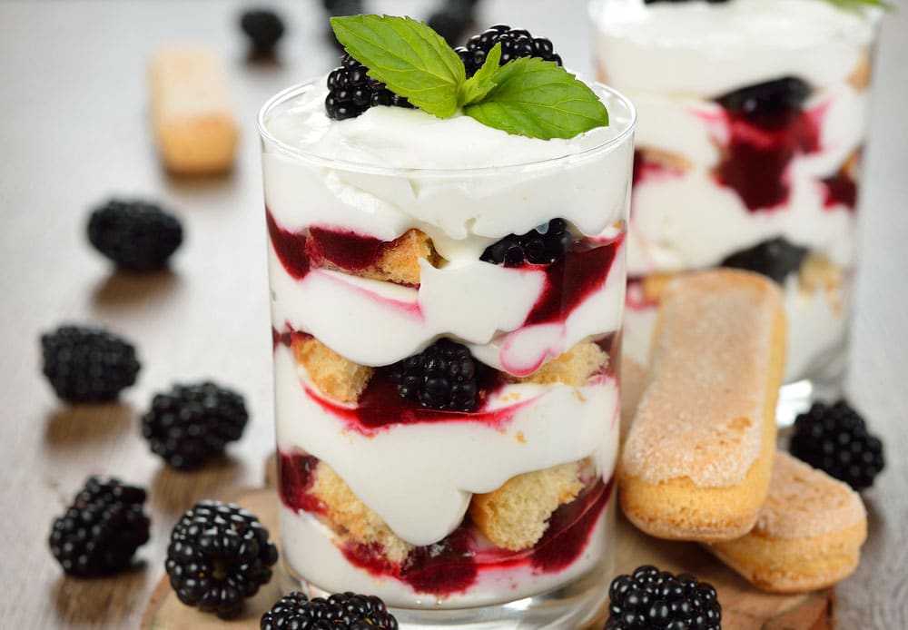 Sommerdessert mit Mascarpone, Brombeeren und Biskuits