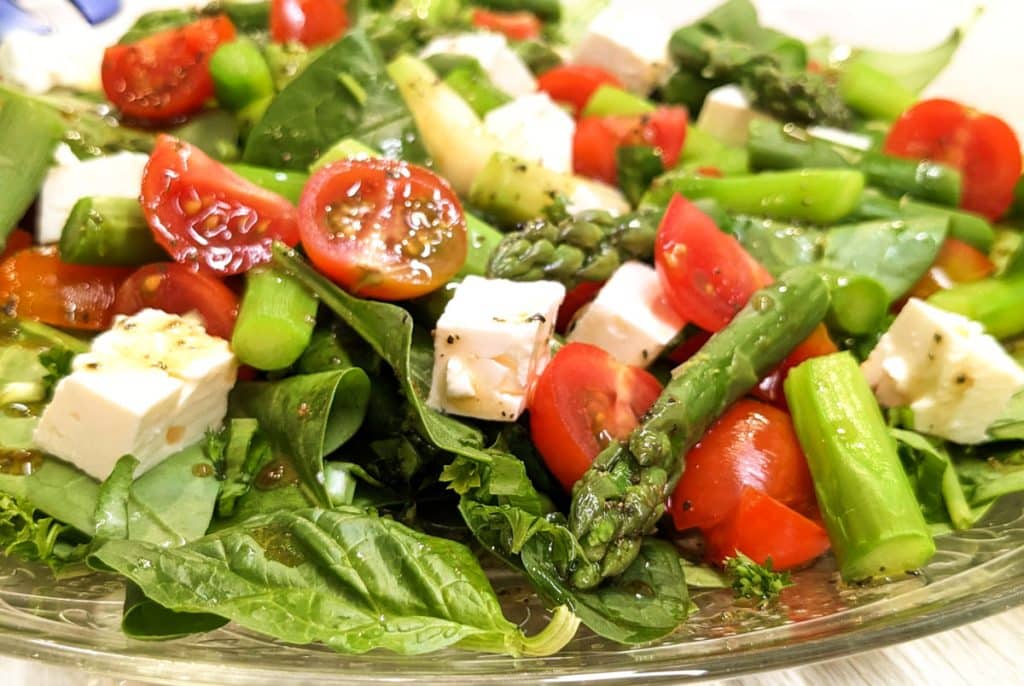 Spinatsalat mit Spargel, Cherrytomaten und Feta