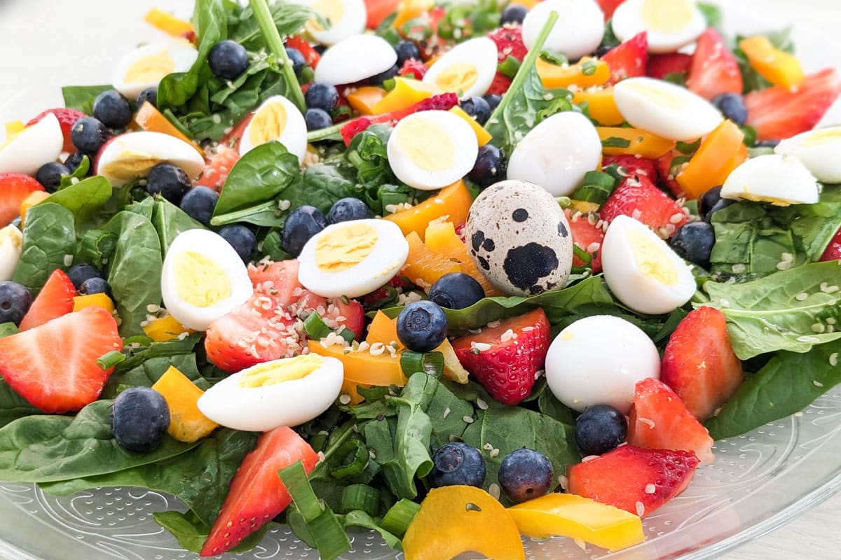 Spinatsalat mit Wachteleiern, Beeren und Balsamicodressing
