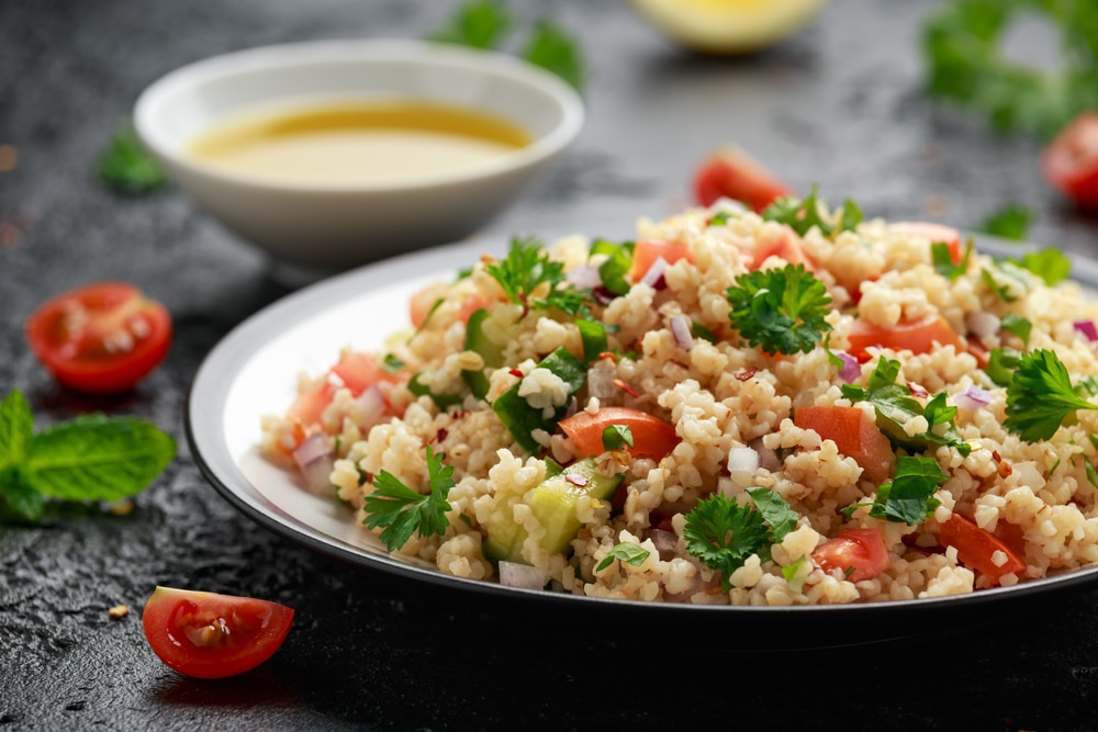 Bulgur Salat mit Tomaten, Gurken und roten Zwiebeln