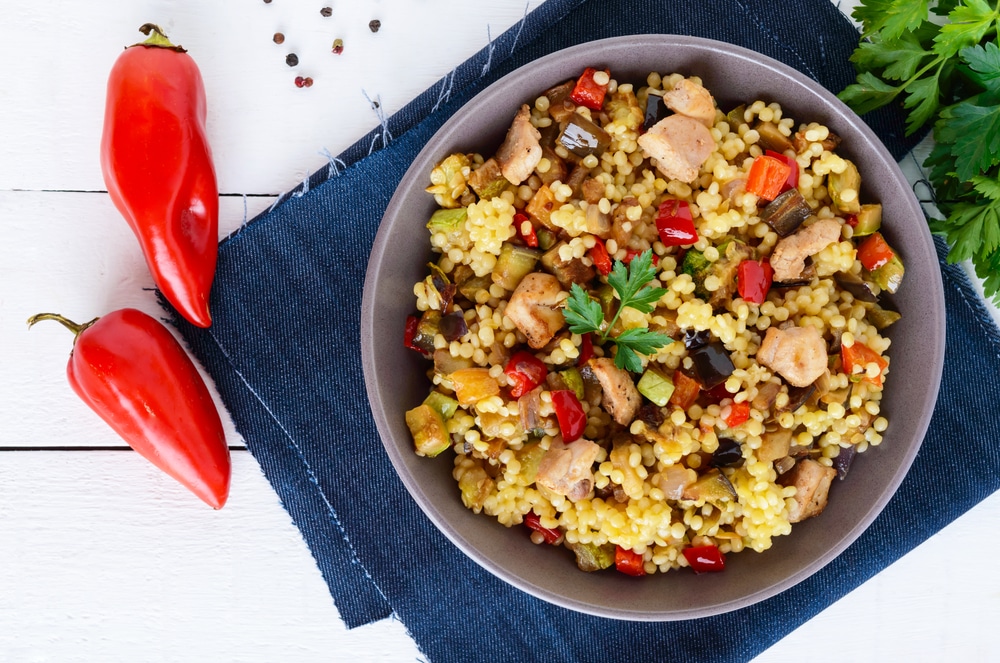 Bulgursalat mit Auberginen, Paprika und Hähnchen