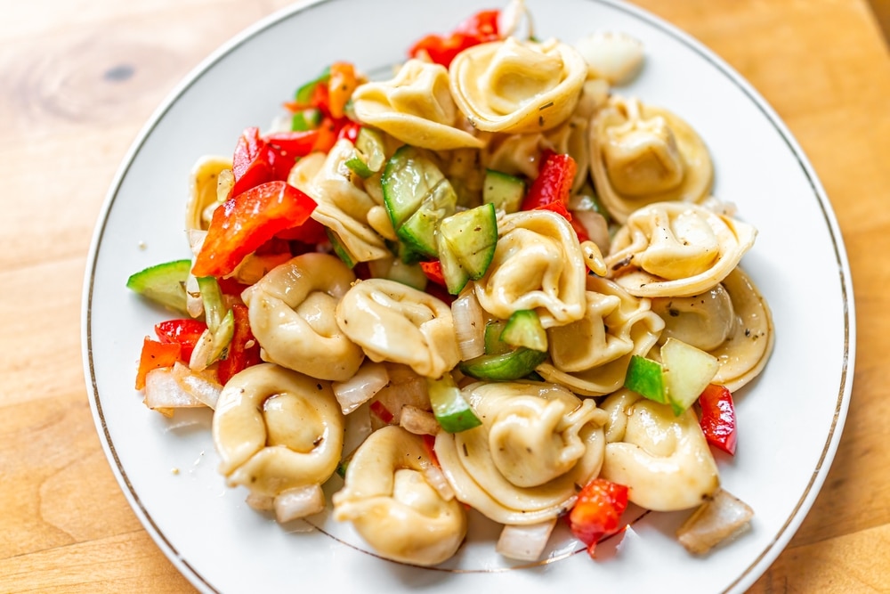 Bunter Tortellini Salat mit Paprika und Gurken