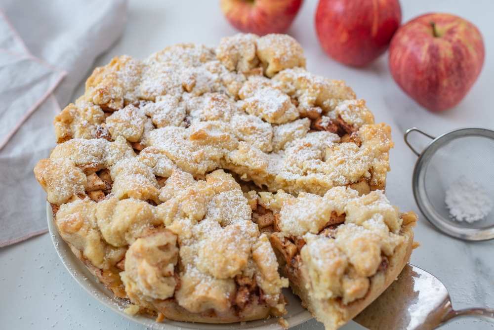 Einfacher Apfelkuchen mit Streuseln und Zimt