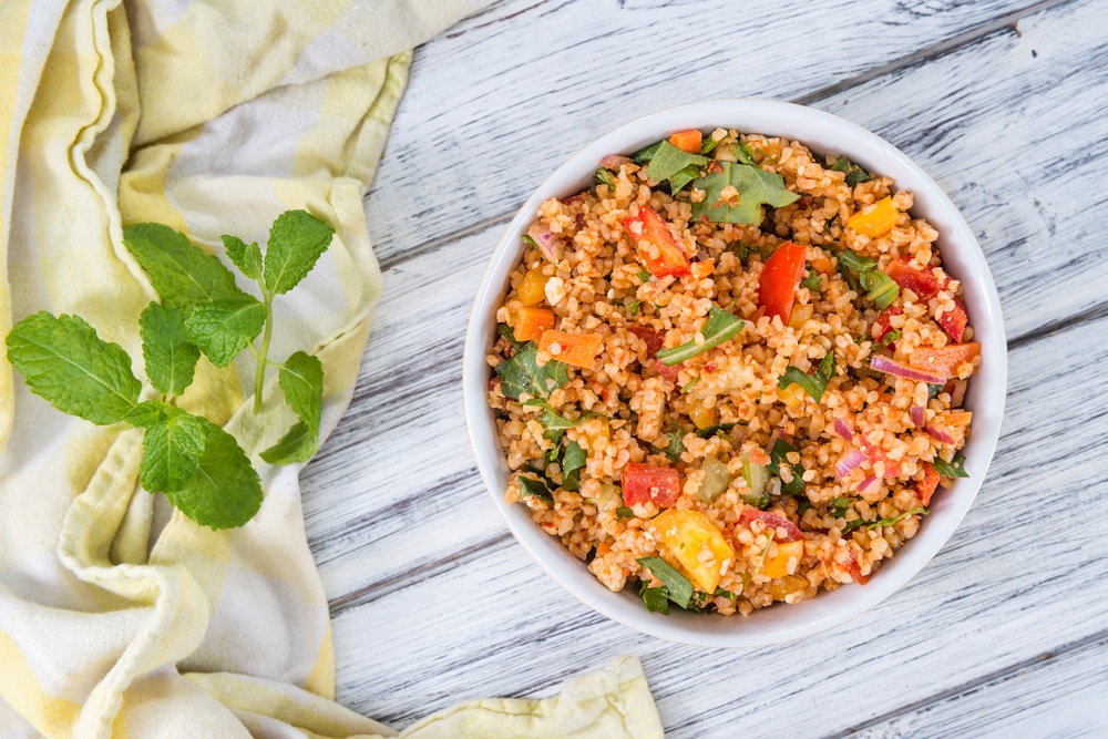 Einfacher Bulgursalat mit Paprika, Gurken und Rucola