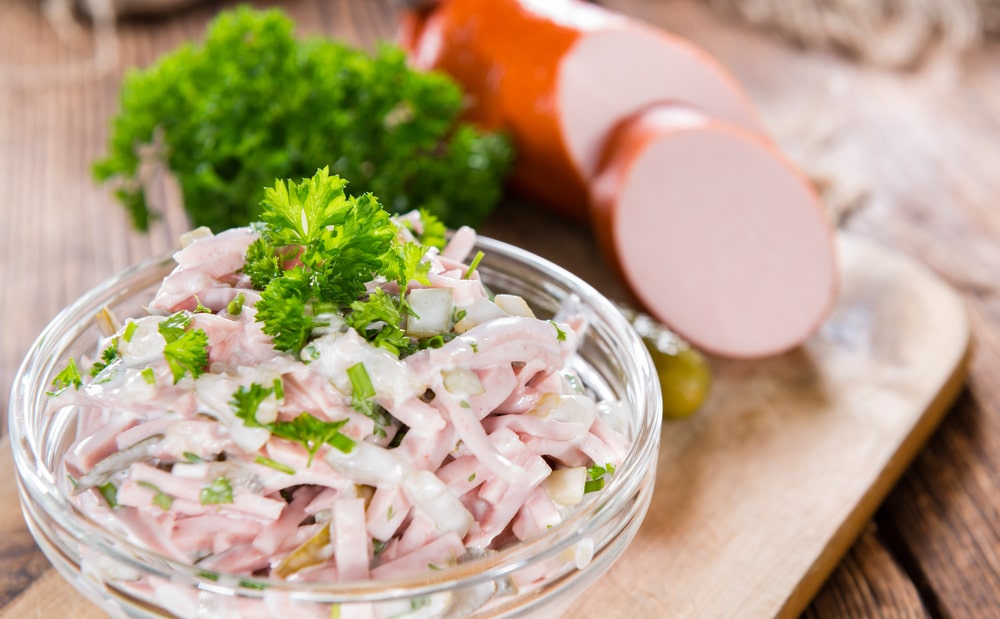 Einfacher Wurstsalat mit Salzgurken und Mayonnaise