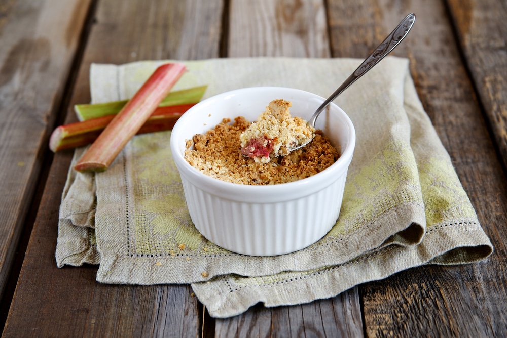 Einfaches Rhabarber-Crumble-Dessert mit Mandeln