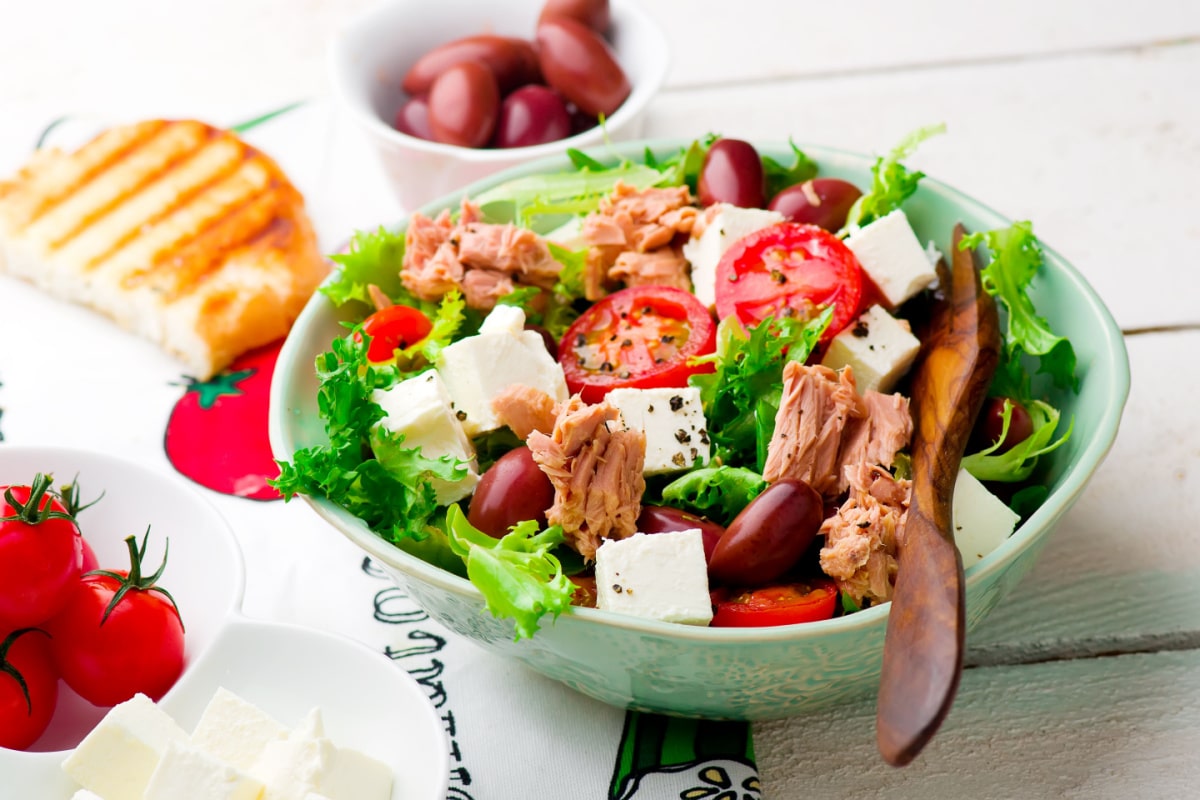 Endiviensalat mit Tomaten und Thunfisch Mediterrane Köstlichkeit für den Sommer