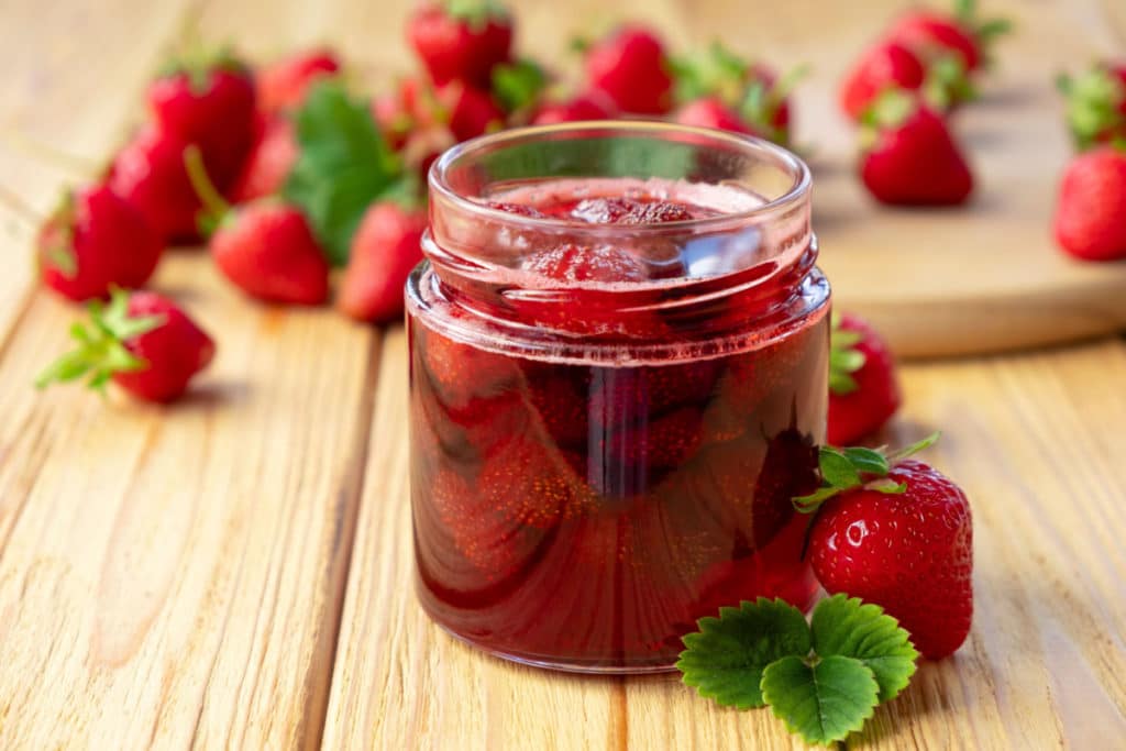 Erdbeermarmelade mit ganzen Beeren und Amaretto