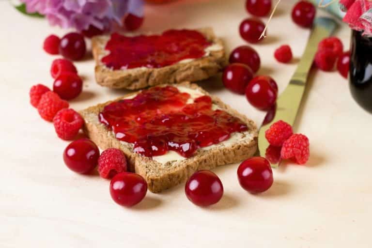 Kirschmarmelade mit Himbeeren und Kokos: Tropischer Genuss