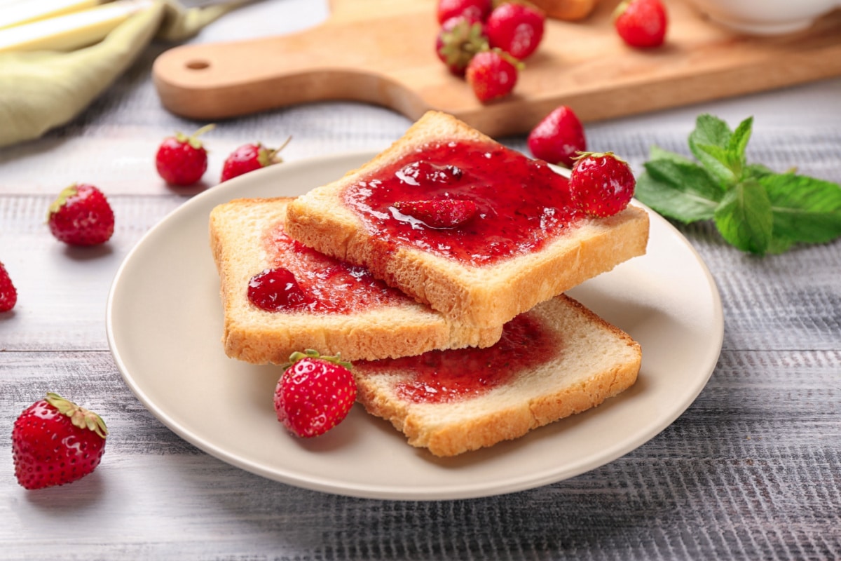 Frische Erdbeermarmelade zum Frühstück: Erdbeertraum im Glas voller Genuss