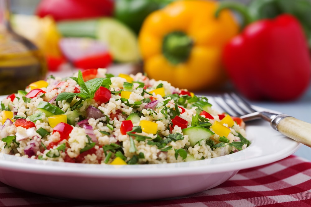 Frischer Couscous Salat mit Gurken, Tomaten und Paprika