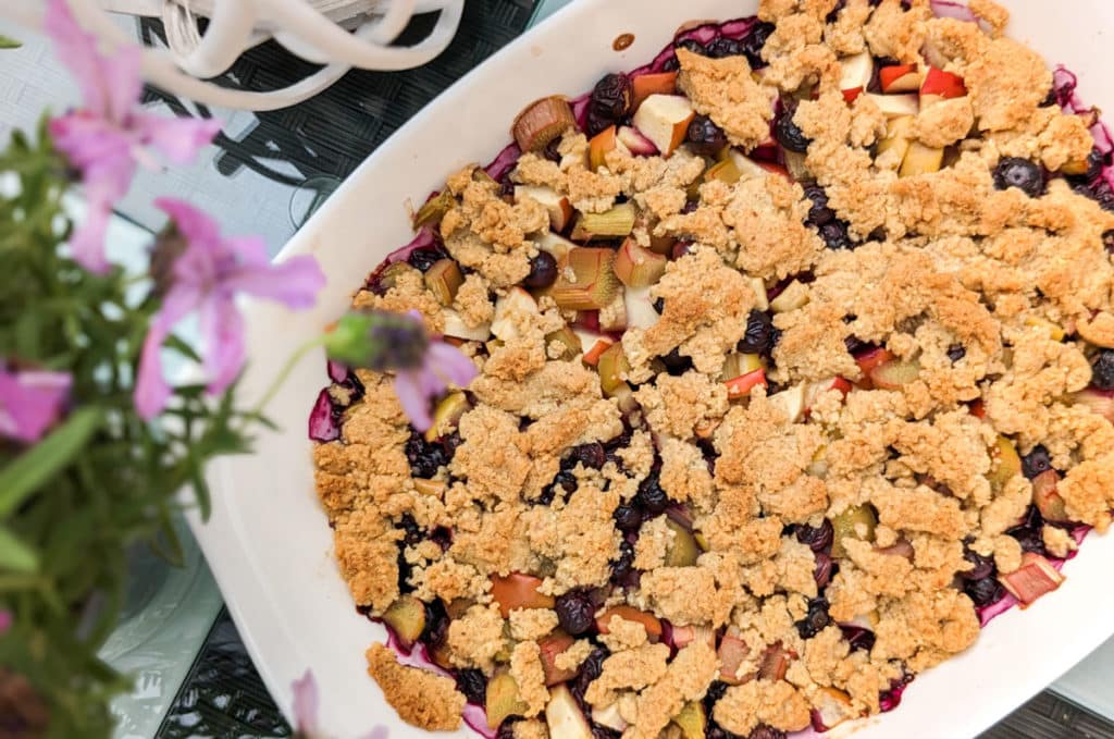 Fruchtiger Rhabarber Crumble mit Beeren und Äpfeln