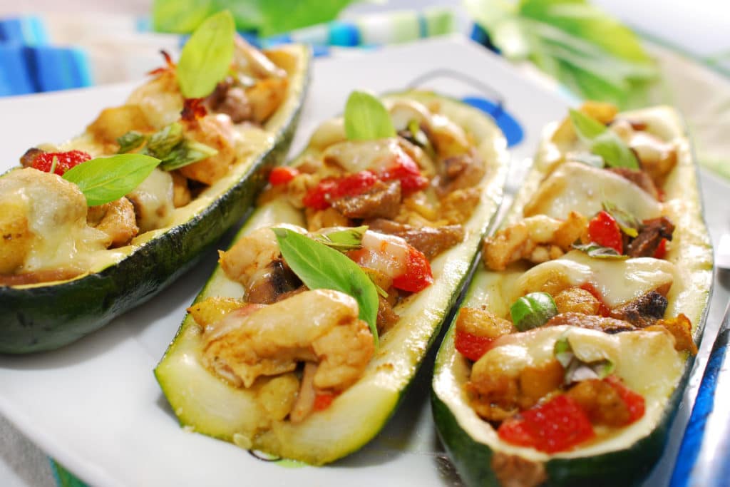 Gefüllte Zucchini mit Curryhähnchen und Pilzen